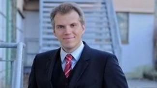 Die Mittelfinger-Kampagne: Rechtsanwalt Henning Hacker kontert mit Musterschreiben zur Entschädigung